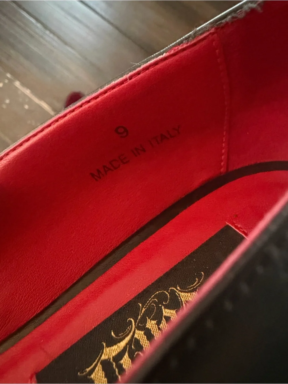Women's Von-D Black Pointed-Toe Flats with Red Lining